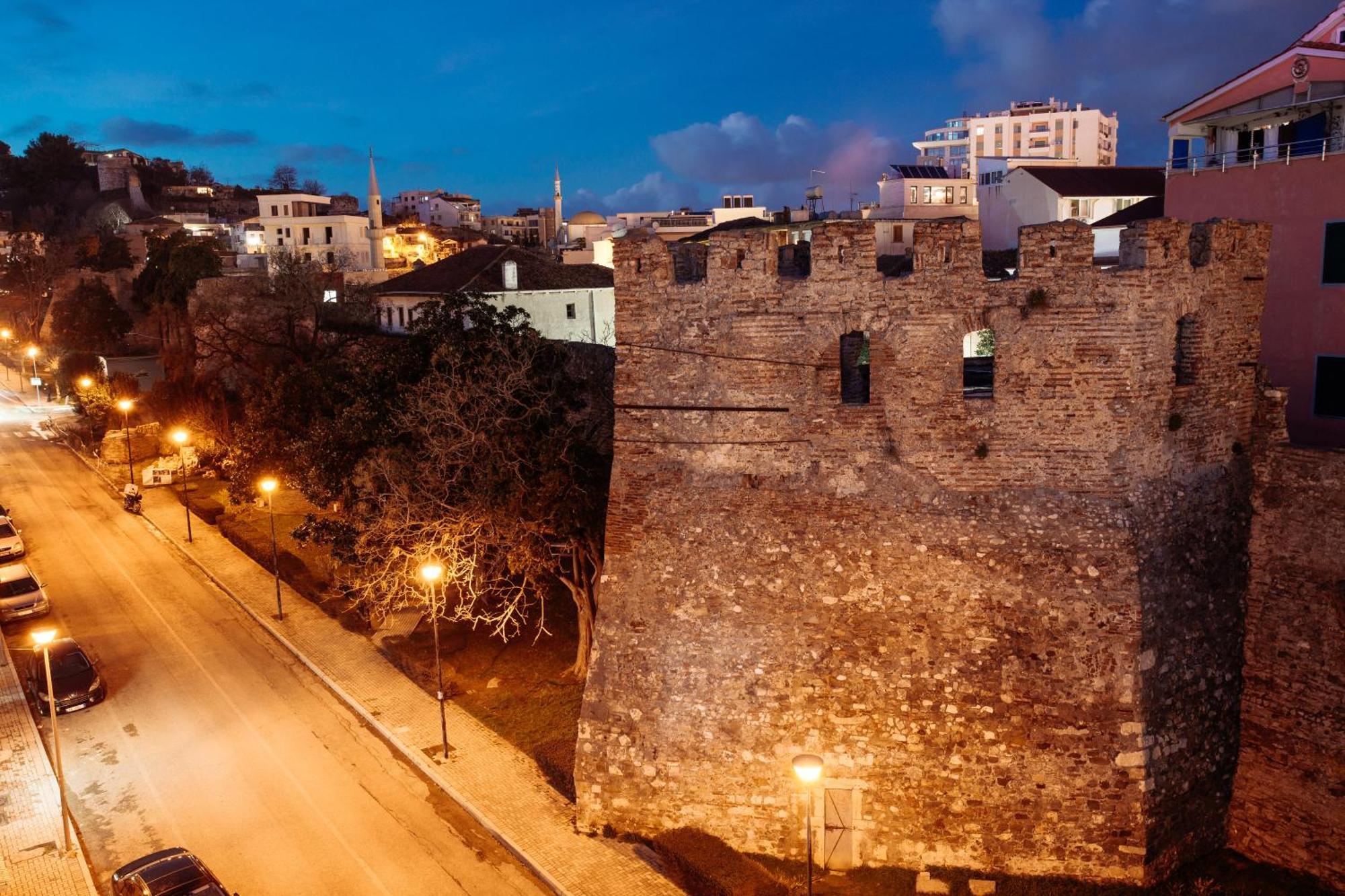 Super Apartment In The Ancient Roman Amphitheater Durres Exterior photo